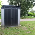 Chalet Met Vijverzicht