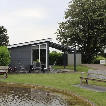 Met Vijverzicht Chalet *