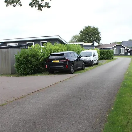 Met Vijverzicht Chalet Lathum