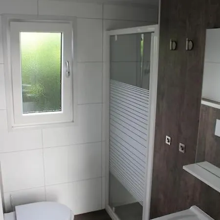 Met Vijverzicht Chalet Lathum