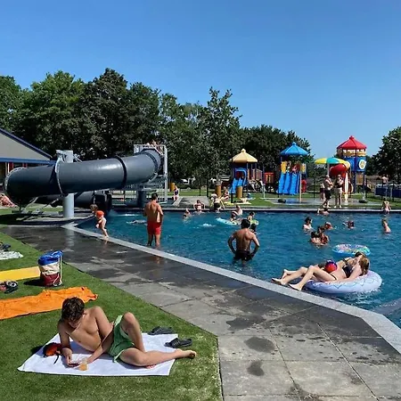 Met Vijverzicht Chalet Lathum