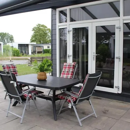 Chalet Met Vijverzicht Lathum
