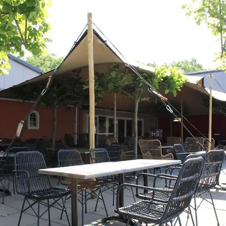 Chalet Met Vijverzicht