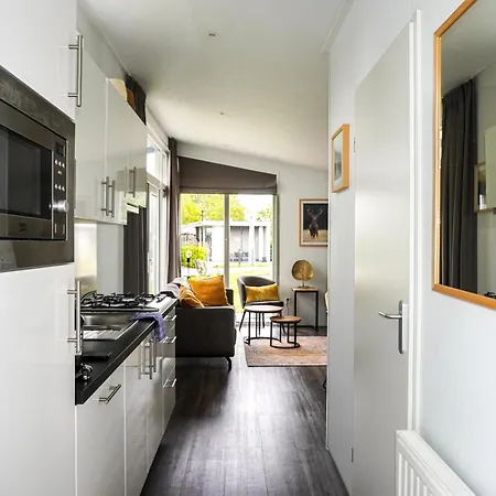 Met Vijverzicht Chalet *
