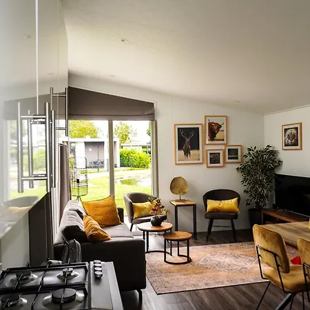 Met Vijverzicht Chalet *