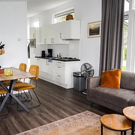 Chalet Met Vijverzicht Lathum