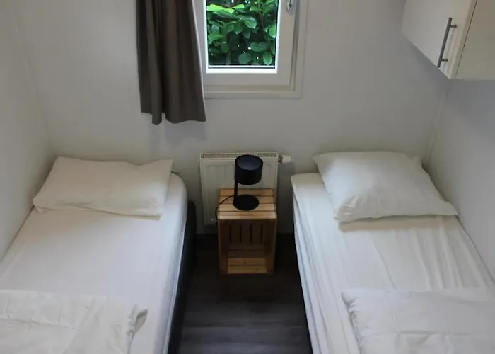 Met Vijverzicht Chalet Lathum