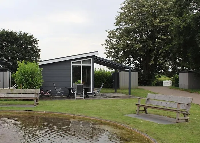 Met Vijverzicht Chalet *