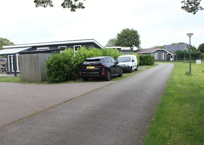 Met Vijverzicht Chalet Lathum