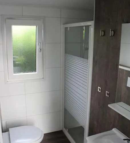 Met Vijverzicht Chalet Lathum