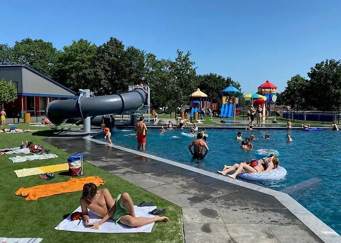 Met Vijverzicht Chalet Lathum