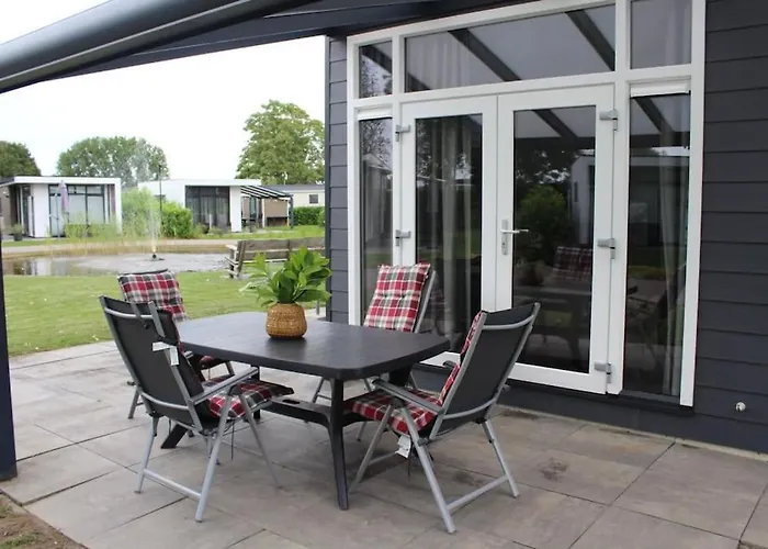 Chalet Met Vijverzicht Lathum