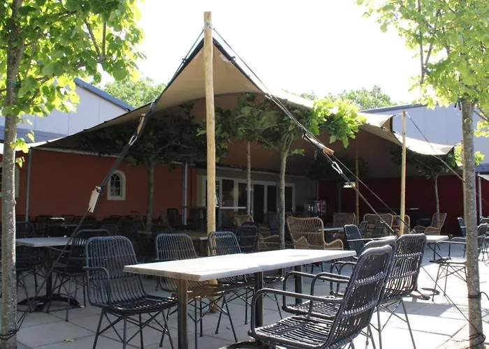 Chalet Met Vijverzicht