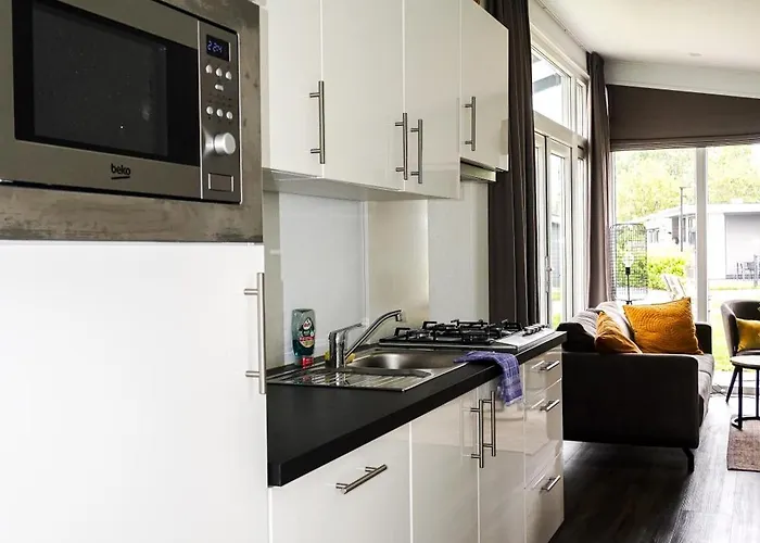 Met Vijverzicht Chalet Lathum