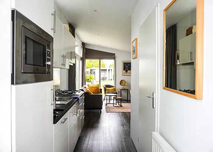 Met Vijverzicht Chalet *