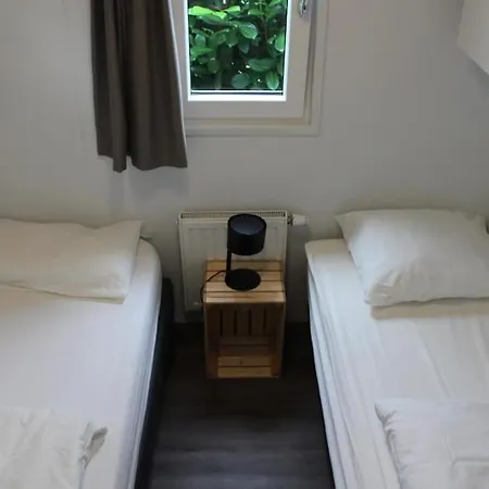 Met Vijverzicht Chalet Lathum