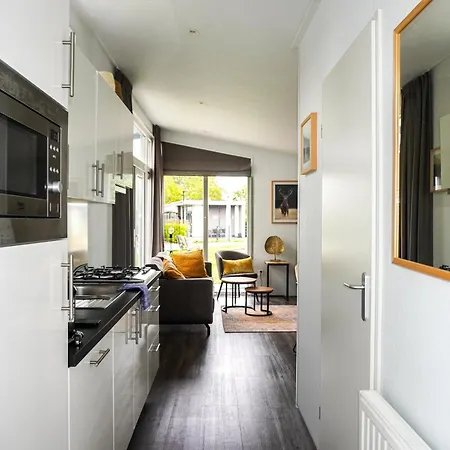 Met Vijverzicht Chalet Lathum