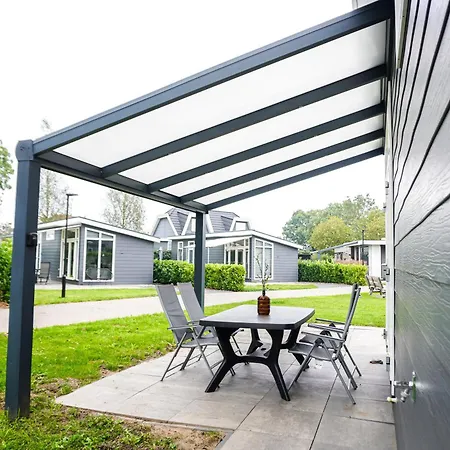 Chalet Met Vijverzicht *